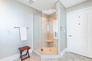 Ensemble douche/baignoire, baignoire à jets, serviettes fournies