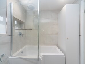 Een douche, een haardroger, handdoeken, zeep