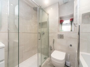 Ducha, secador de pelo, toallas y jabón