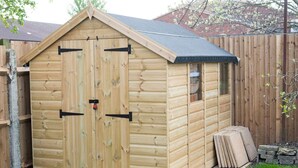 A wooden shed with a gabled roof, a small window, and a door with black hinges. - Spacious Cosy Home Close To London Abbey Wood - Pass the Keys (London)