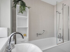 Shower, hair dryer, towels - Little Haven, A stunning Bungalow in Minnis Bay - Pass the Keys (Birchington-on-Sea)