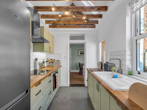 Kühlschrank, Mikrowelle, Ofen, Geschirrspüler