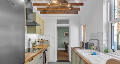 Large Terraced Home In the City - Pass the Keys