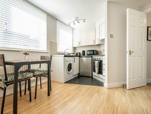 Fridge, microwave, oven, toaster - Queens Uni Cafes and Bars Next to City Centre - Pass the Keys (Belfast)