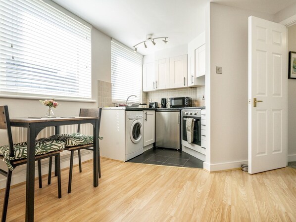 Kylskåp, mikrovågsugn, ugn och brödrost