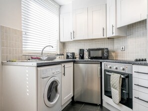 Kylskåp, mikrovågsugn, ugn och brödrost