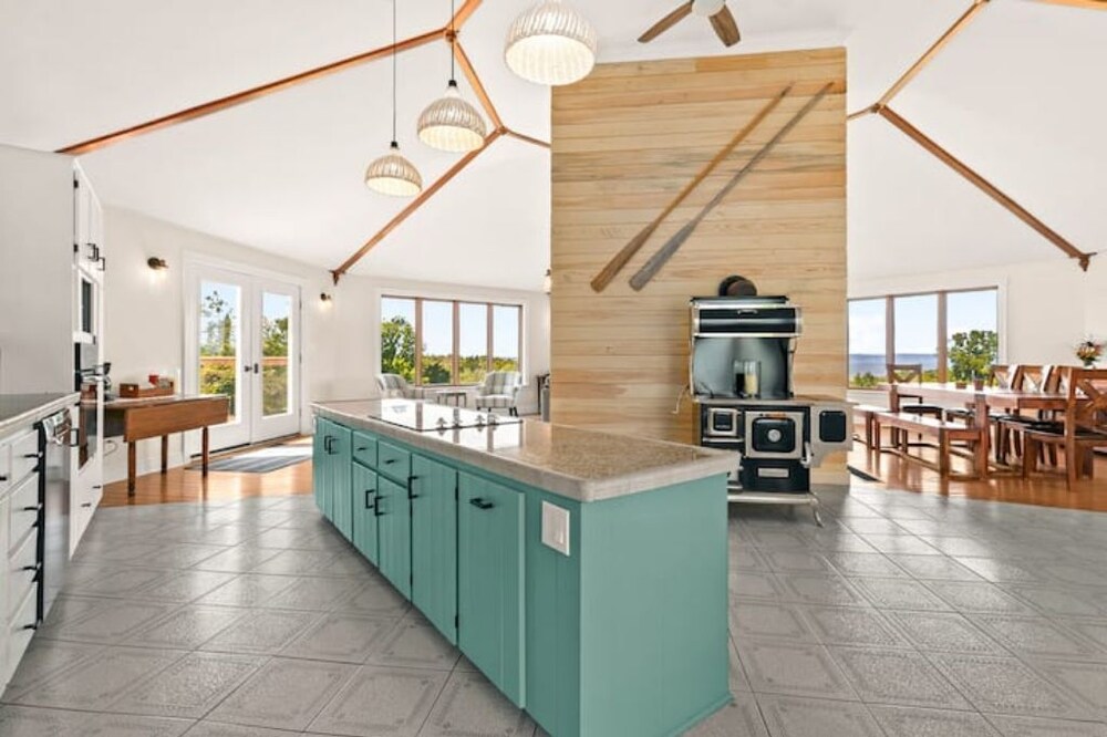 Beach house retreat: Waterfront & Hot Tub