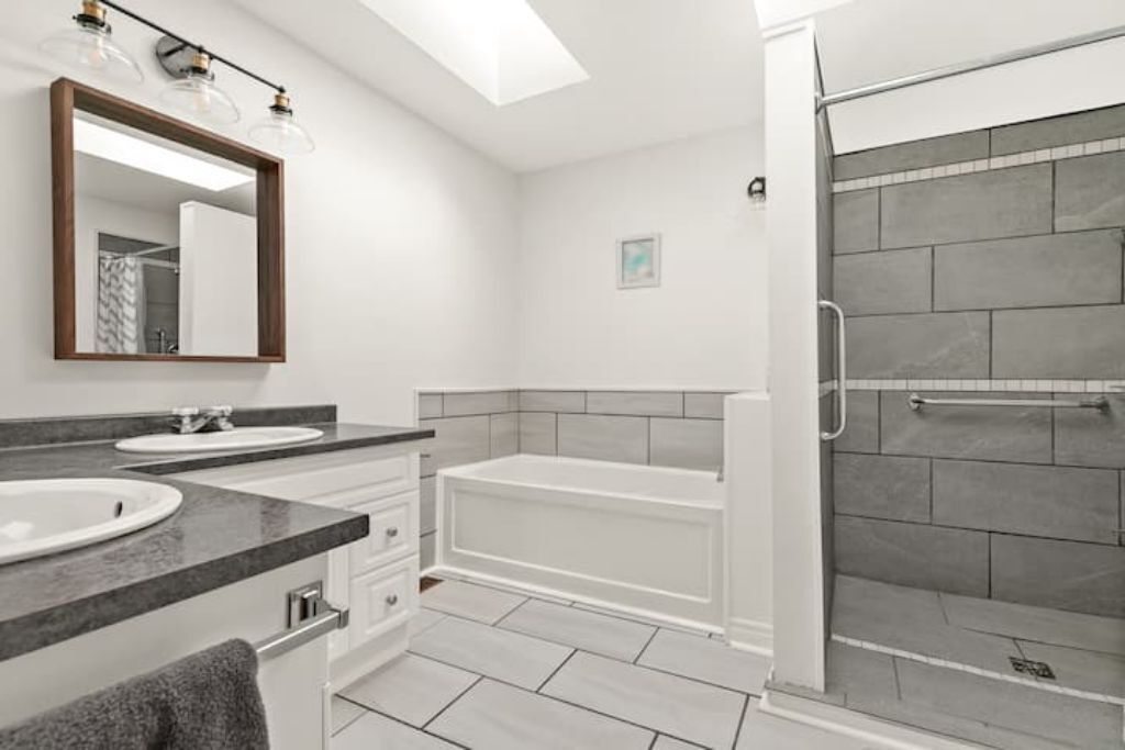 Beach house retreat: Waterfront & Hot Tub