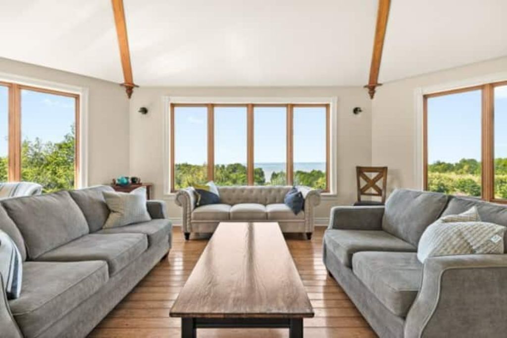 Beach house retreat: Waterfront & Hot Tub