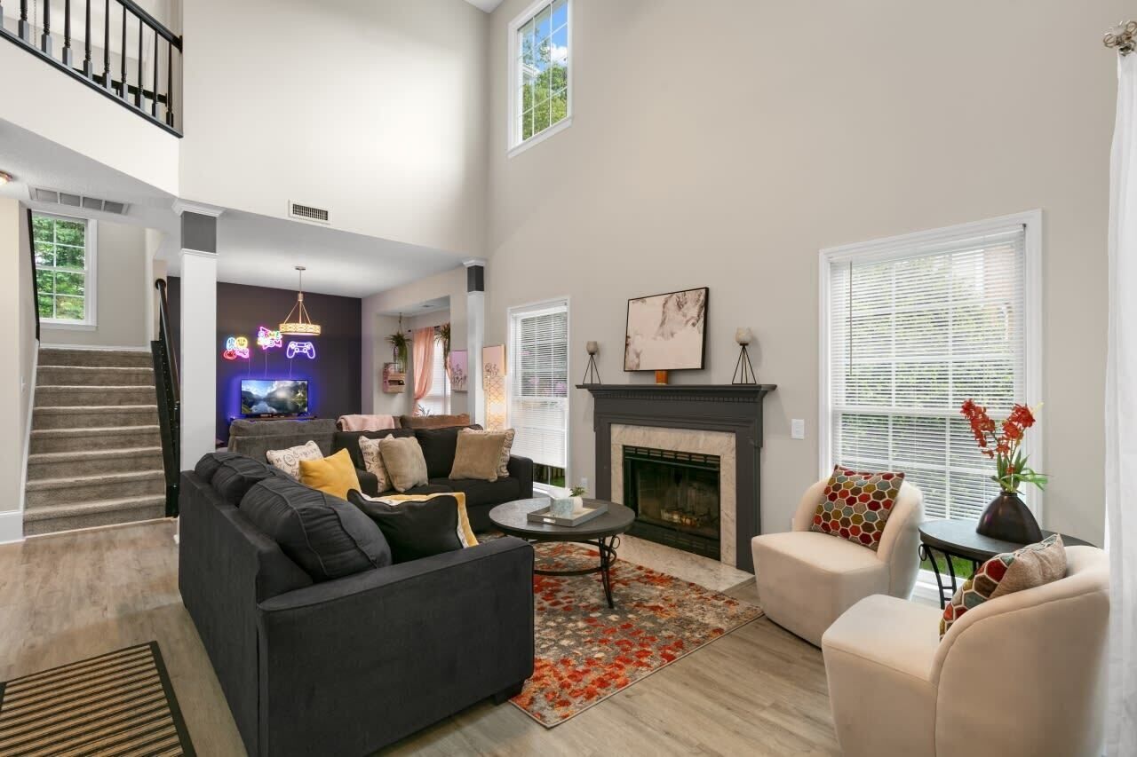 ☆ Hot Tub! Game Space! Fenced In Yard ☆