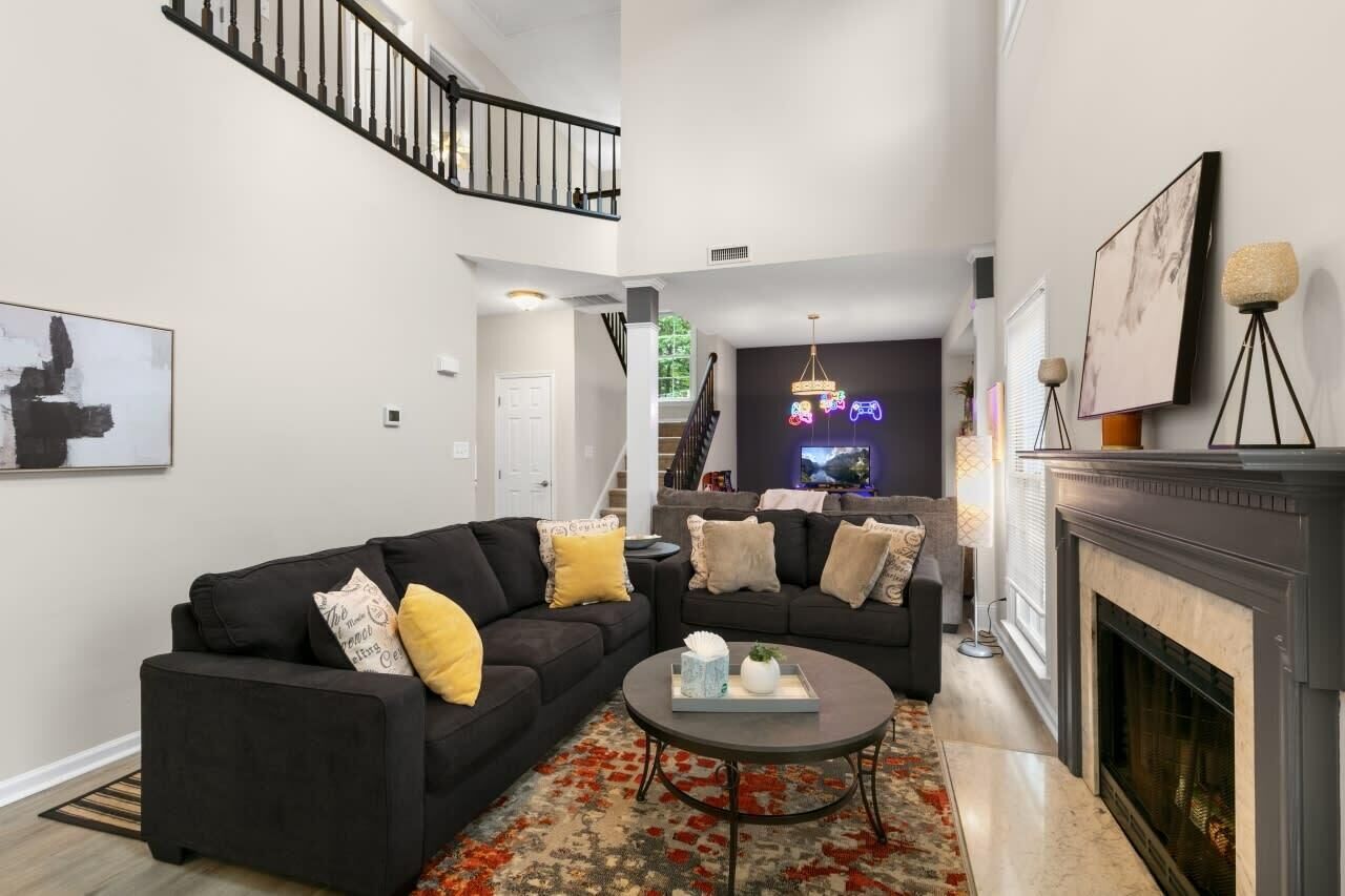 ☆ Hot Tub! Game Space! Fenced In Yard ☆