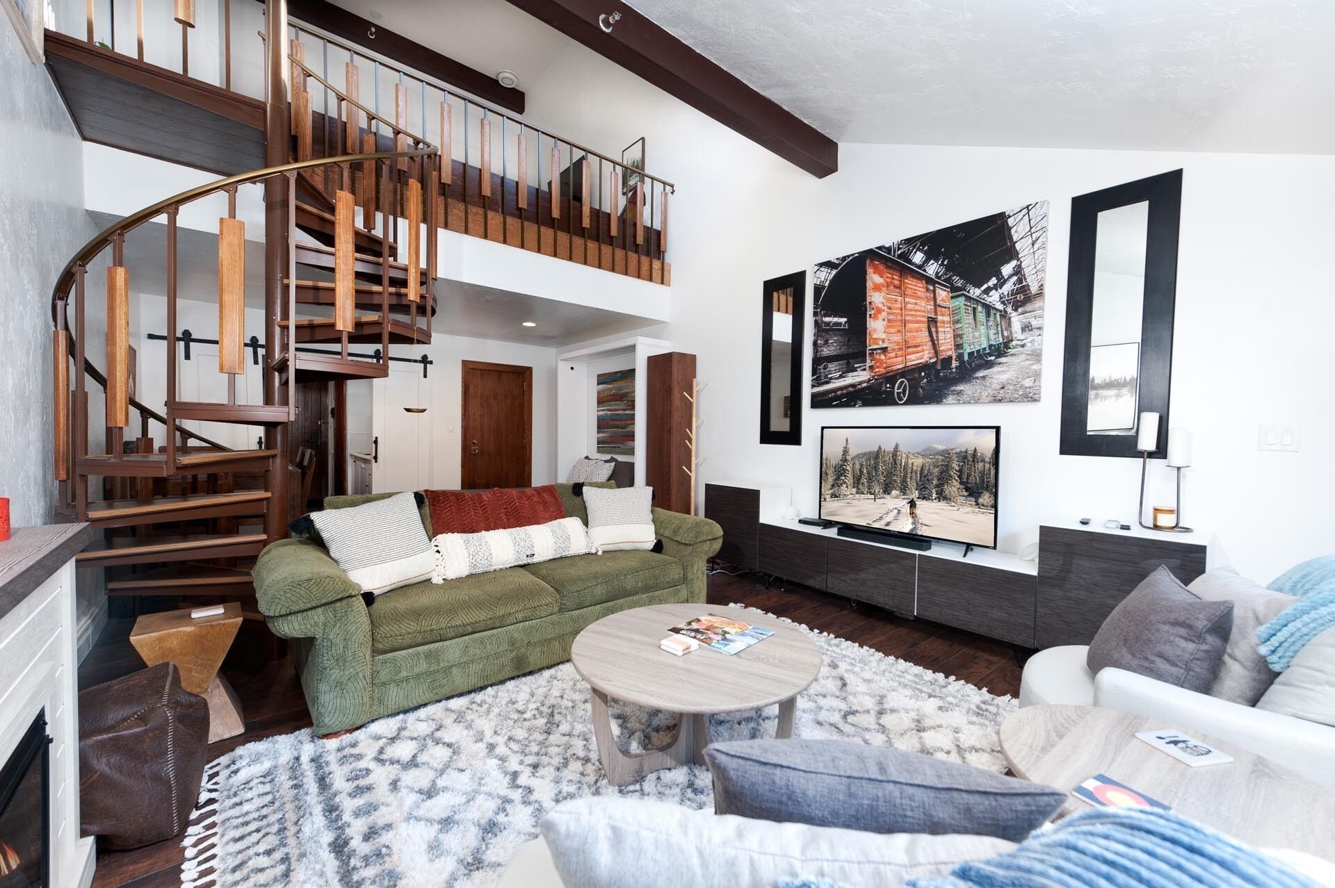 10 min to Ski - A/C - Golf - Shared Pool & Hot Tub - Views - Loft #206