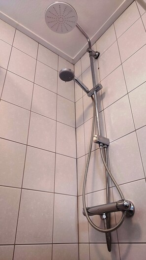 Shower, hair dryer, towels, soap - Vakantiehuis Hollum Ameland Dichtbij Strand en met Ruime Tuin Ameland39.nl (Hollum)