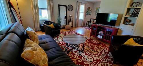 McKennan Magic - Historic 2 BR apartment located 8 blocks from DT Sioux Falls