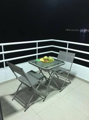 Outdoor dining - Apartamento , Vista a la Ciudad Antigua y Playa (Cartagena de Indias)