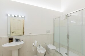 デラックス トリプルルーム | バスルーム | シャワー、バスアメニティ (無料)、ヘアドライヤー、タオル