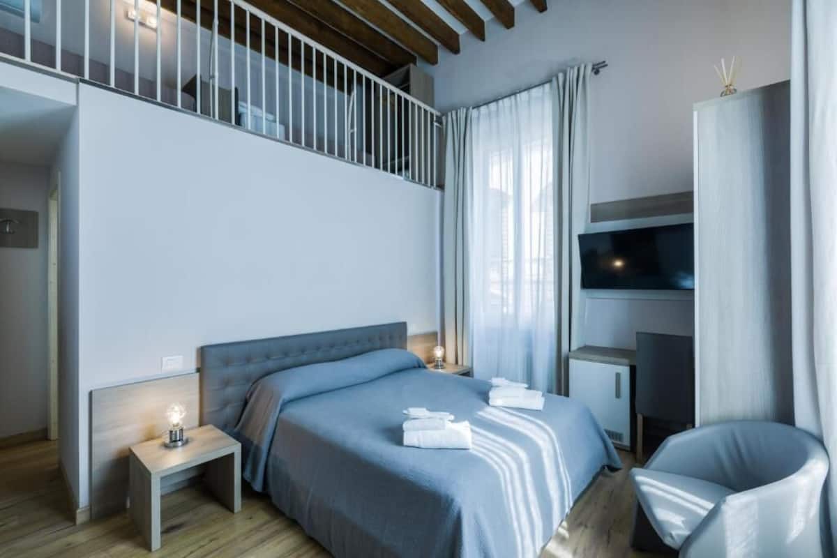 Hypo-allergenic bedding, individually furnished, desk, free WiFi