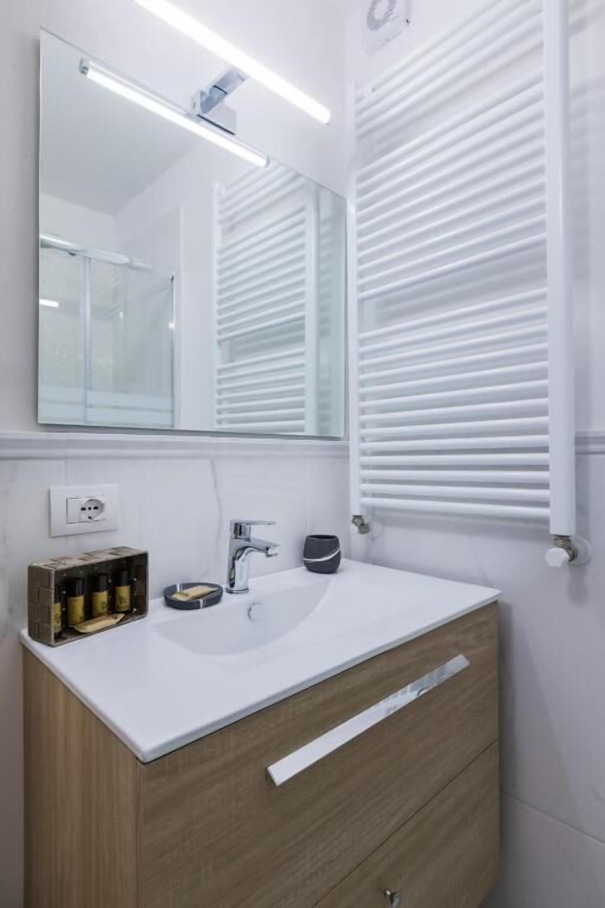 Comfort Triple Room | Bathroom | Shower, free toiletries, hair dryer, towels