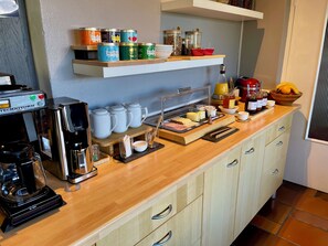 Café da manhã com buffet todos os dias mediante uma taxa