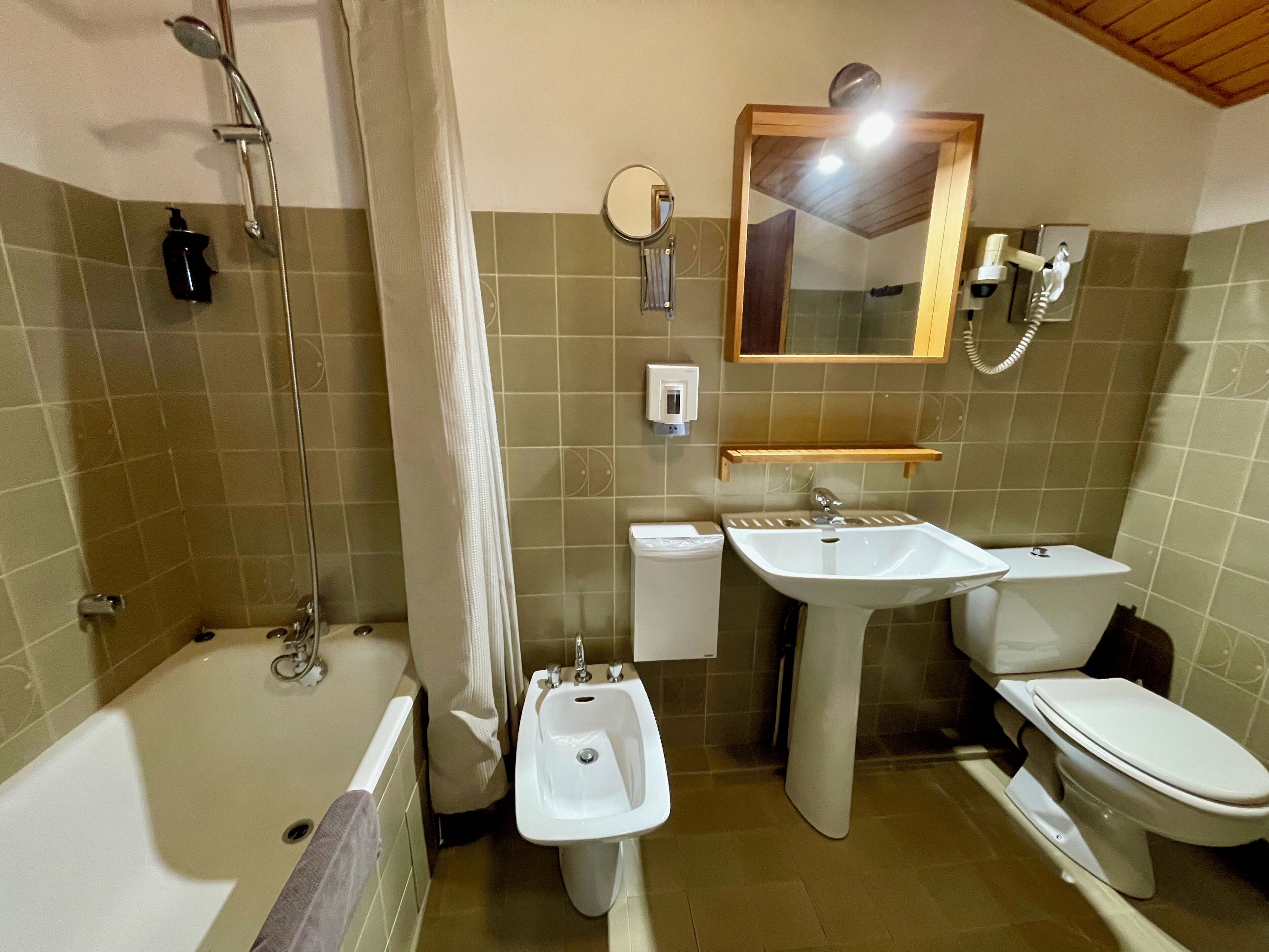 Ein Badezimmer mit Badewanne, Waschbecken, Bidet und Toilette.