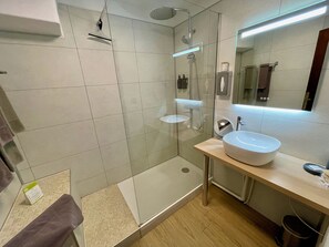 Quarto panorâmico | Banheiro | Produtos de toalete grátis, secador de cabelo, toalhas de banho 