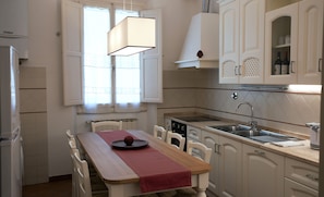 Full-size fridge, microwave, oven, stovetop