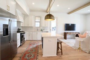 Kylskåp, mikrovågsugn, ugn och spishäll