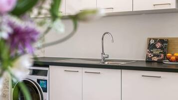 Een koelkast, een kookplaat, een vaatwasser