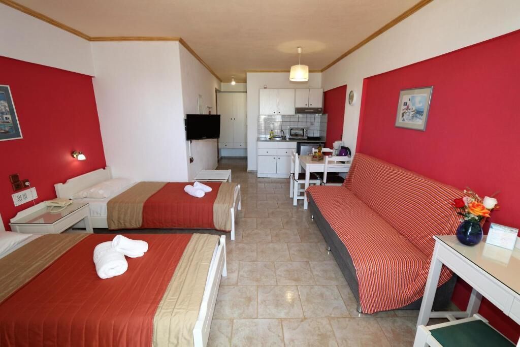 เตียงพร้อมฟูกเสริมที่นอน, ตู้นิรภัยในห้องพัก, พื้นที่ทำงานแบบใช้แล็ปท็อป