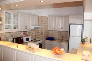 Comfort Penthouse | Private kitchen | Fridge, stovetop, coffee/tea maker, electric kettle - Aris studios (Hersonissos)