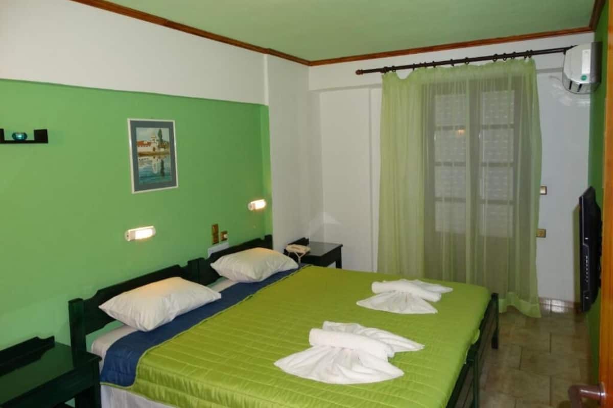 Pillowtop beds, in-room safe, laptop workspace, soundproofing