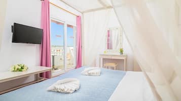 Penthouse Comfort | BÀddmadrasser, vÀrdeförvaringsskÄp pÄ rummet och arbetsyta för laptop
