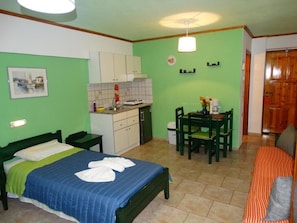 Pillow-top beds, in-room safe, laptop workspace, soundproofing - Aris studios (Hersonissos)