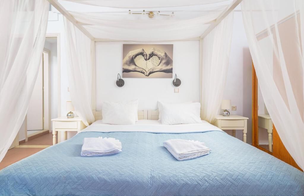 Comfort-penthouselejlighed | Senge med topmadrasser, pengeskab på værelset