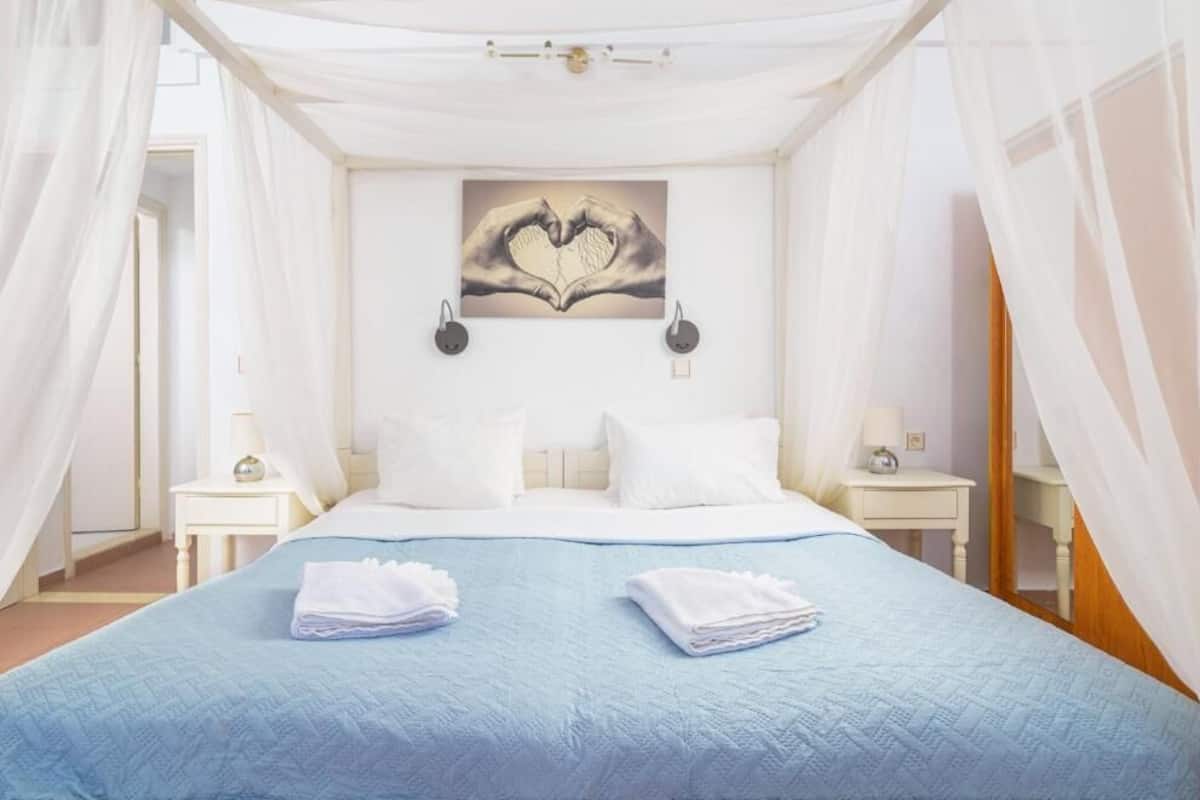 Pillowtop beds, in-room safe, laptop workspace, soundproofing
