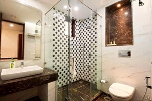 Premium tweepersoonskamer | Badkamer | Pantoffels
