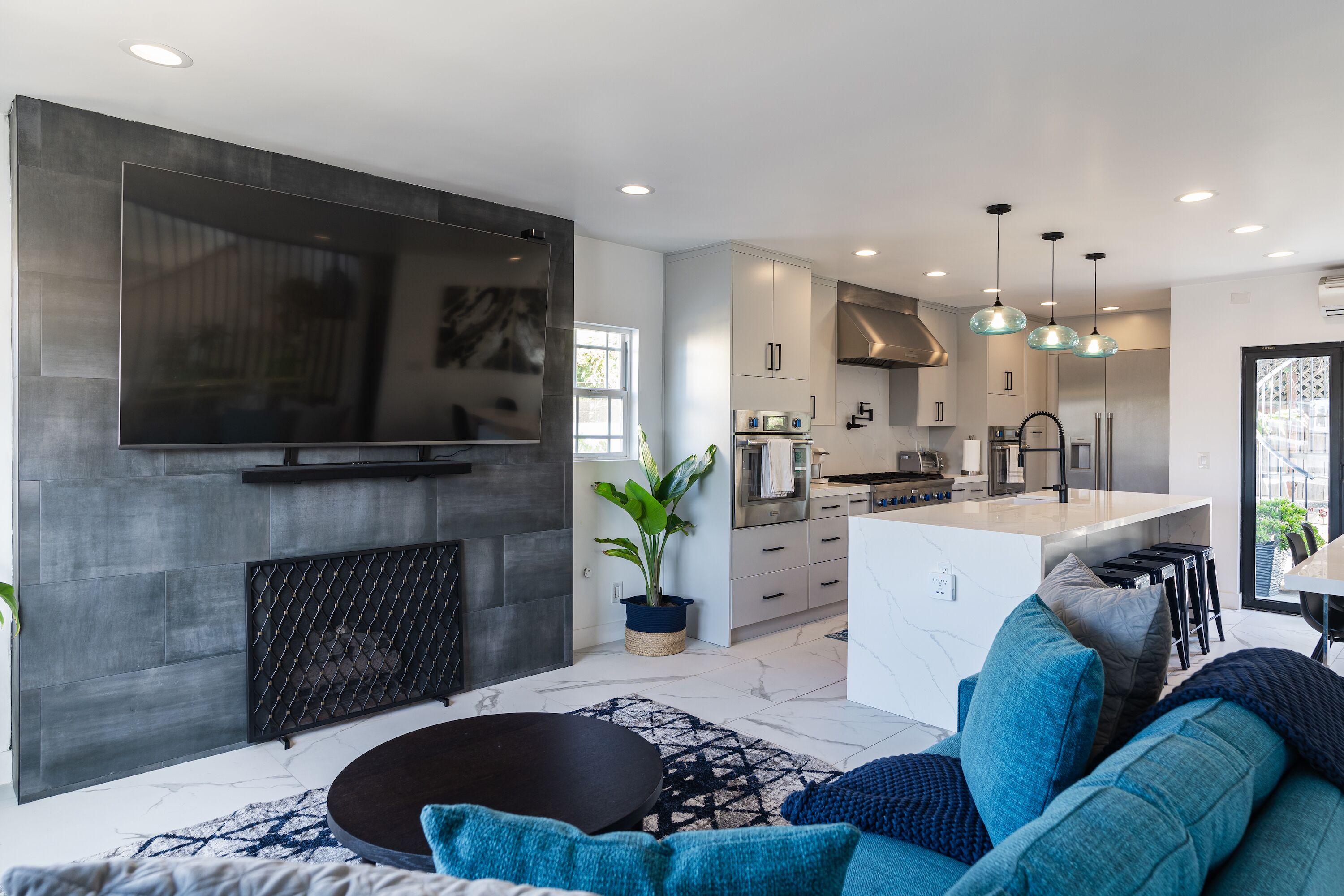 Coastal Chic Retreat: Lux 2 Bedroom and 2 Bathroom Haven in San Diego.
