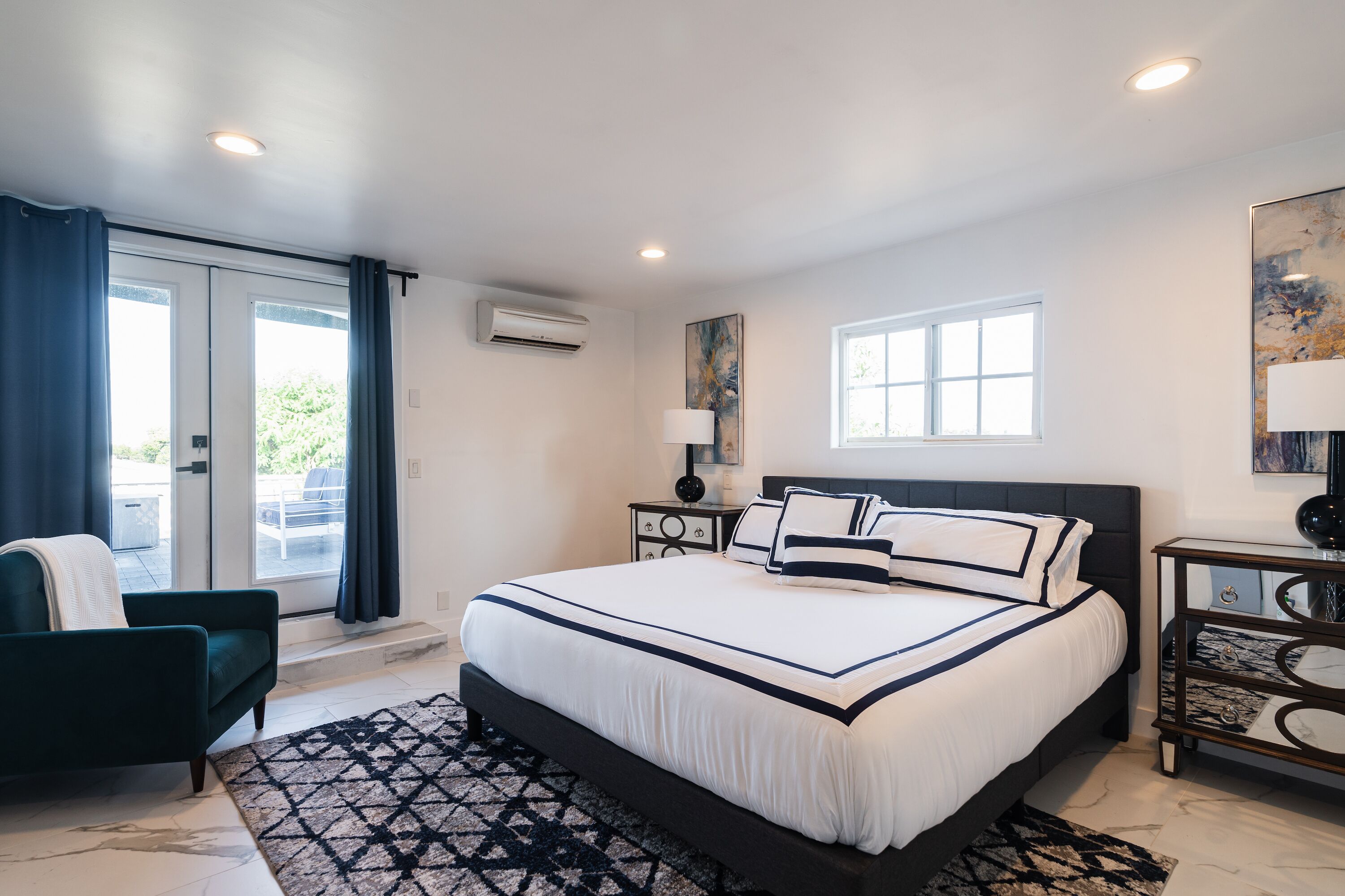 Coastal Chic Retreat: Lux 2 Bedroom and 2 Bathroom Haven in San Diego.