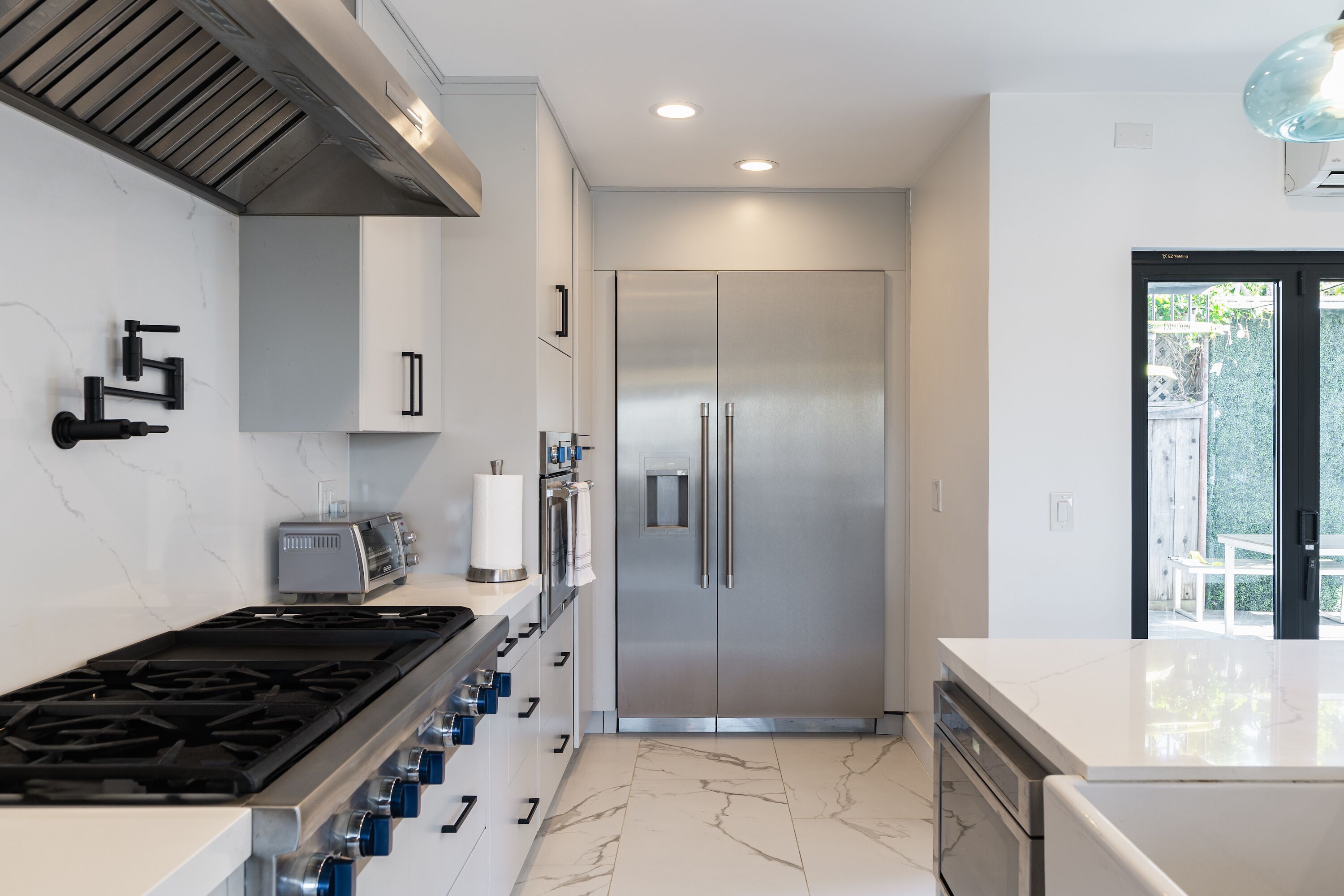 Coastal Chic Retreat: Lux 2 Bedroom and 2 Bathroom Haven in San Diego.