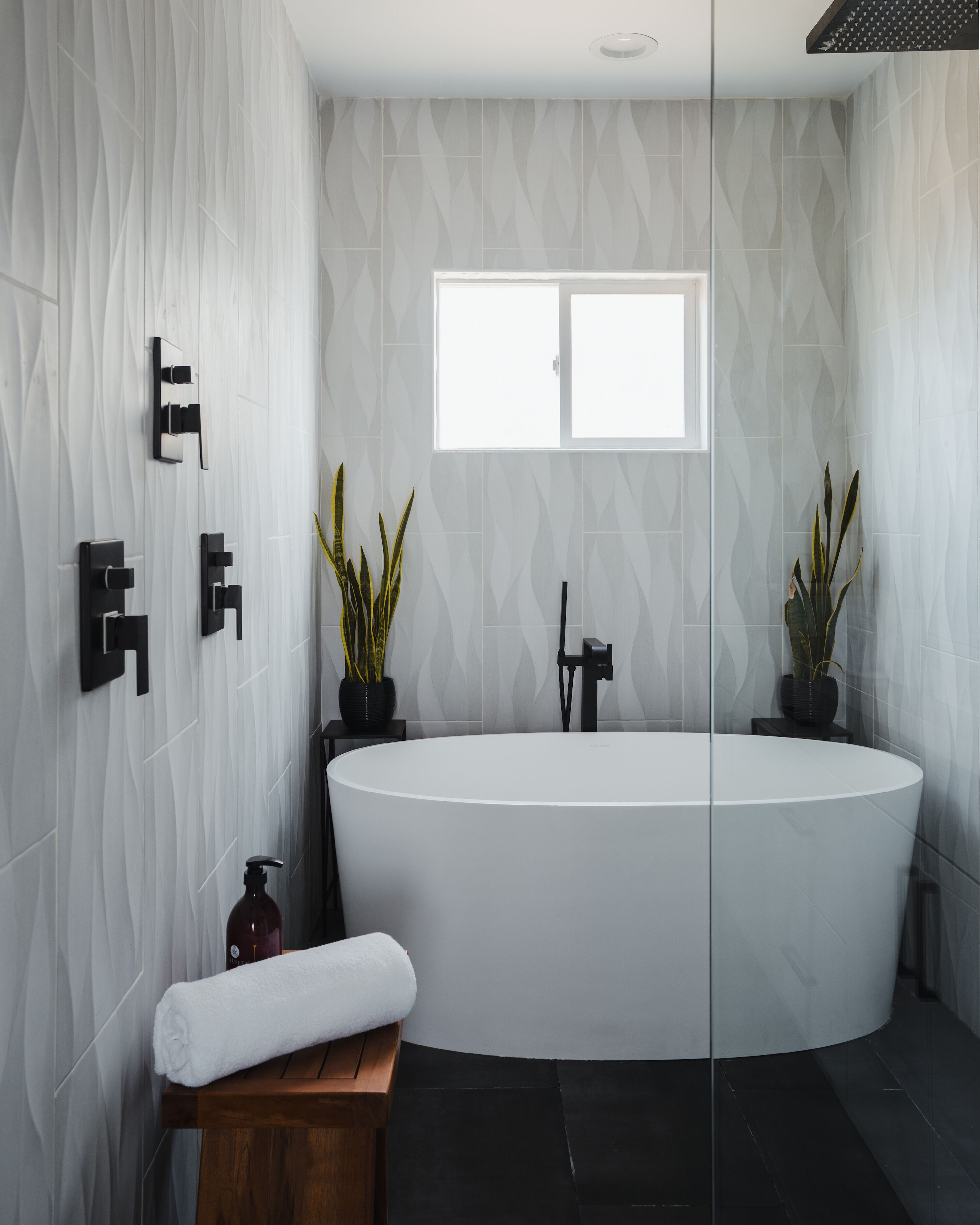 Coastal Chic Retreat: Lux 2 Bedroom and 2 Bathroom Haven in San Diego.