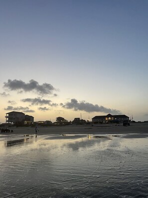 Beach towels - The Sandy Pelican Beach Home- Sleeps 8, Pet Friendly, Near beach, EV Charger (Bolivar Peninsula)