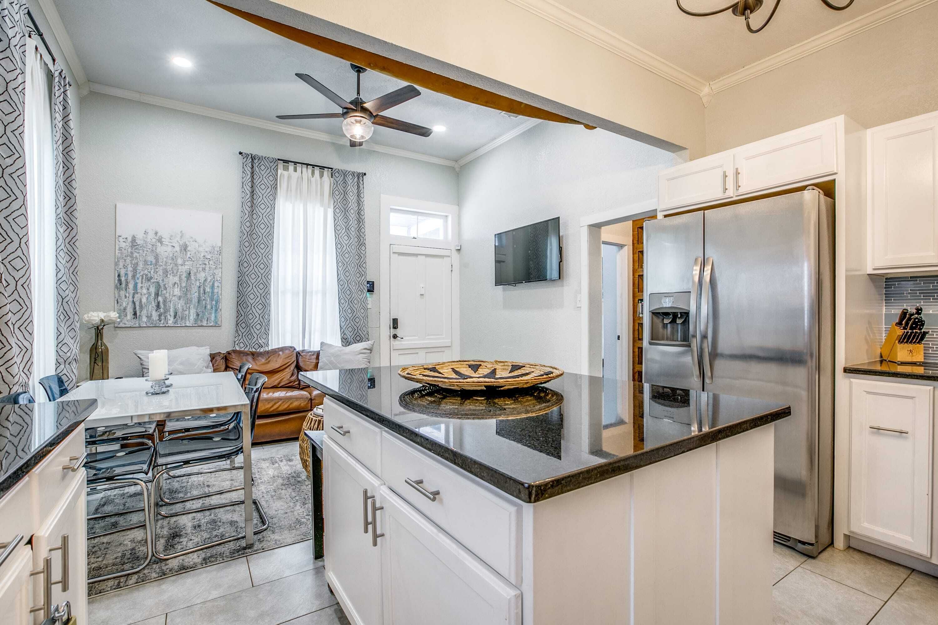 Convention Center, Riverwalk, FreeParking, Dogs ok