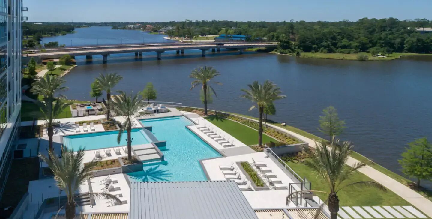 Luxury Living Lakeside 