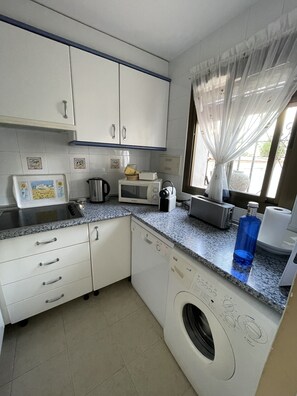 Mikrobølgeovn, kogeplade, opvaskemaskine, spisebord