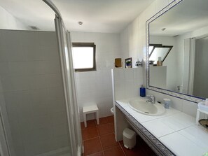 Bruser, hårtørrer, bidet, håndklæder