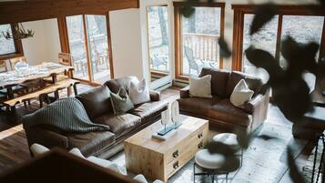 TV connectée, cheminée, jeux vidéo, lecteur de DVD