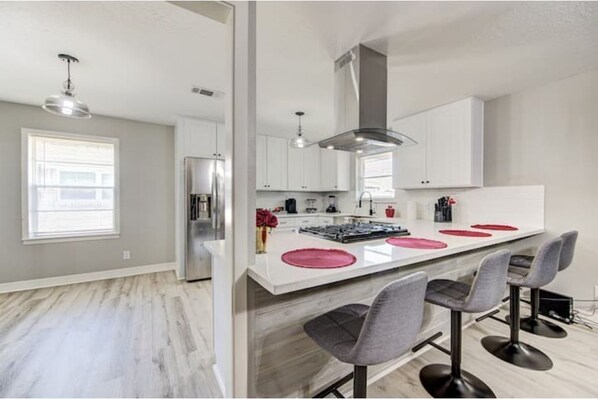 Kühlschrank, Mikrowelle, Ofen, Herdplatte