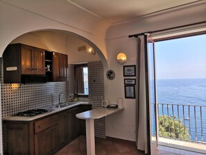 Frigorifero, microonde, piano cottura, macchina per tè/caffè