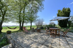 Outdoor dining - Tikazanou - Charmante maison pour 4 (Saint-Mard-de-Réno)