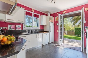 Een koelkast, een microgolfoven, een oven, een vaatwasser